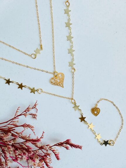 Collar corazón y estrellas.