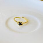 Anillo mini estrella negra