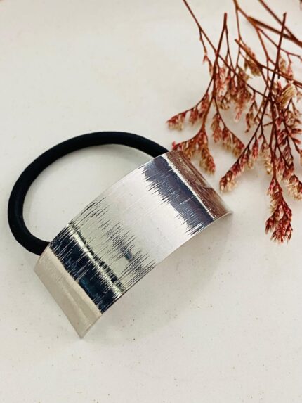 Pony cuff Rectángulo plateado con relieve.