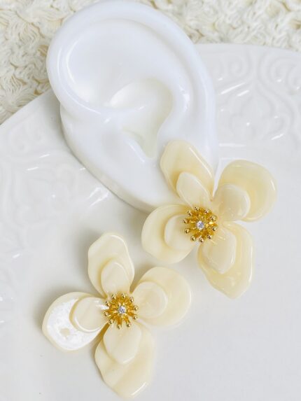 Arete Flor Primaveral Blanca
