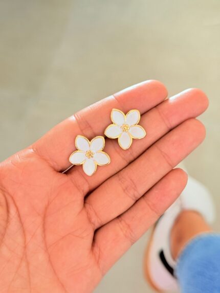 Arete Flor Plana Blanca