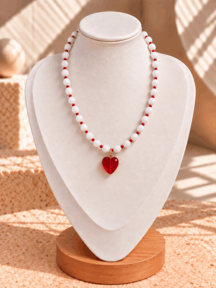 Collar Chicle Blanco Corazon Rojo