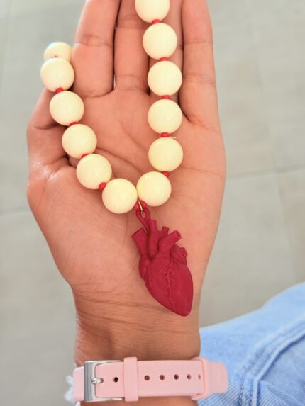 Collar chicle Beige Dije Corazón Rojo