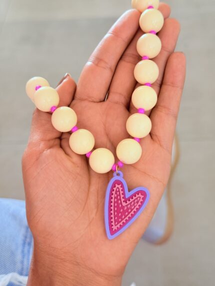 Collar Chicle Beige Corazon Fuscia