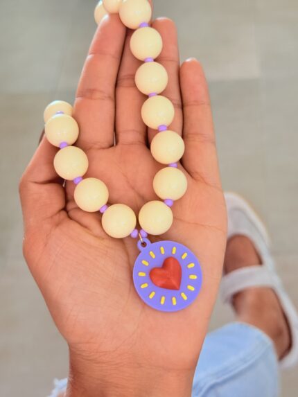 Collar chicle Beige Dije Placa Corazon