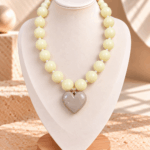 Collar Chicle amarillo Corazón Beige