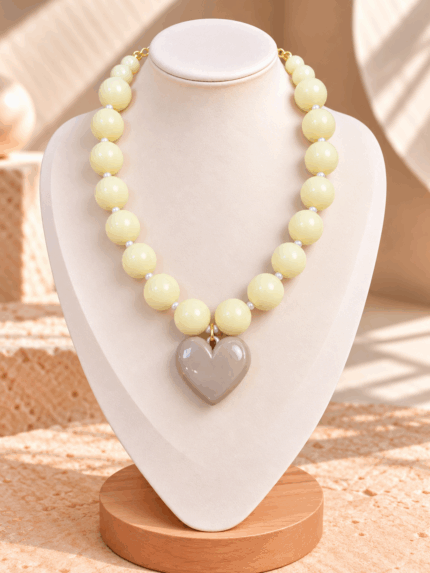 Collar Chicle amarillo Corazón Beige